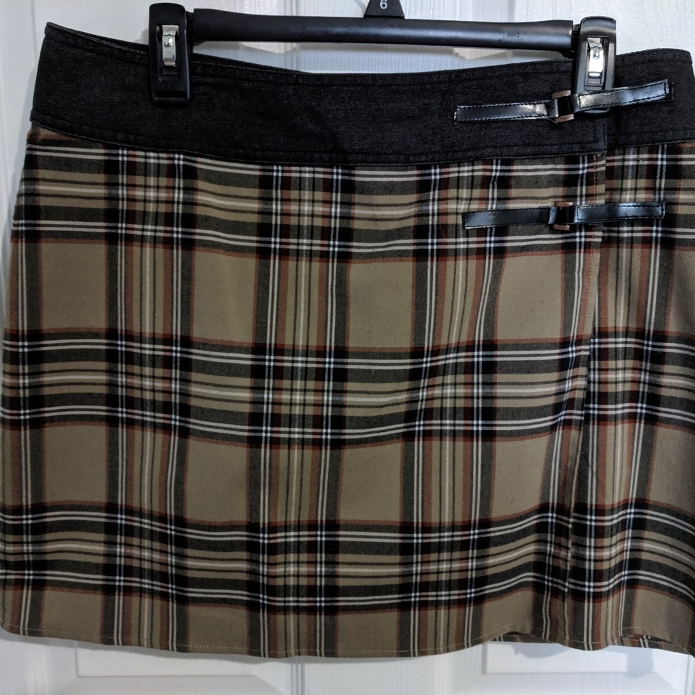 Tan/Black/Maroon plaid skirt